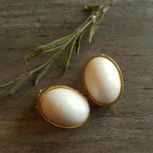 Relisted - vintage clip earrings white and gold tone - Picture 4 of 7
